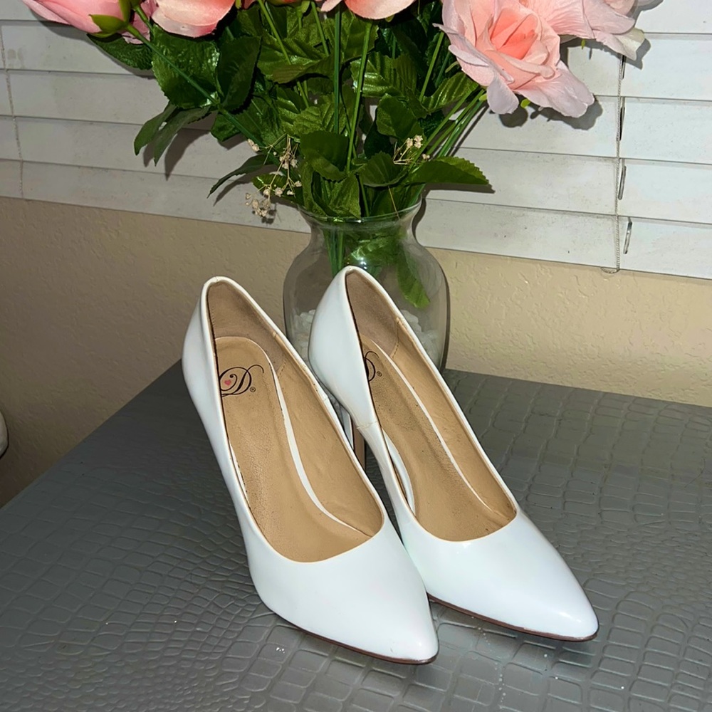 CUTE WHITE PUMPS